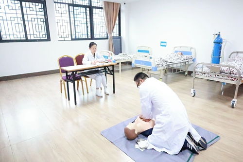 四川省醫(yī)養(yǎng)結合機構醫(yī)師培訓結業(yè)技能考試在我院舉行